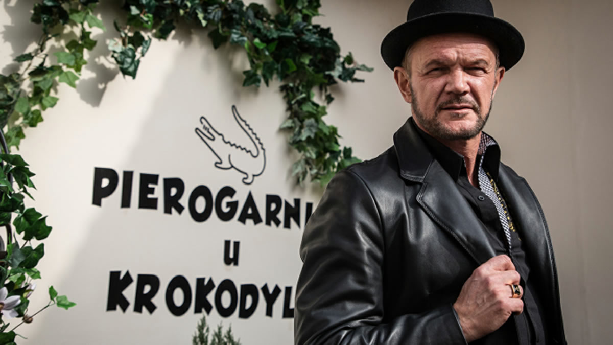 Swoją setną rolę Cezary Pazura świętuje z Julią Wieniawą w filmie „Nie cudzołóż i nie kradnij” 